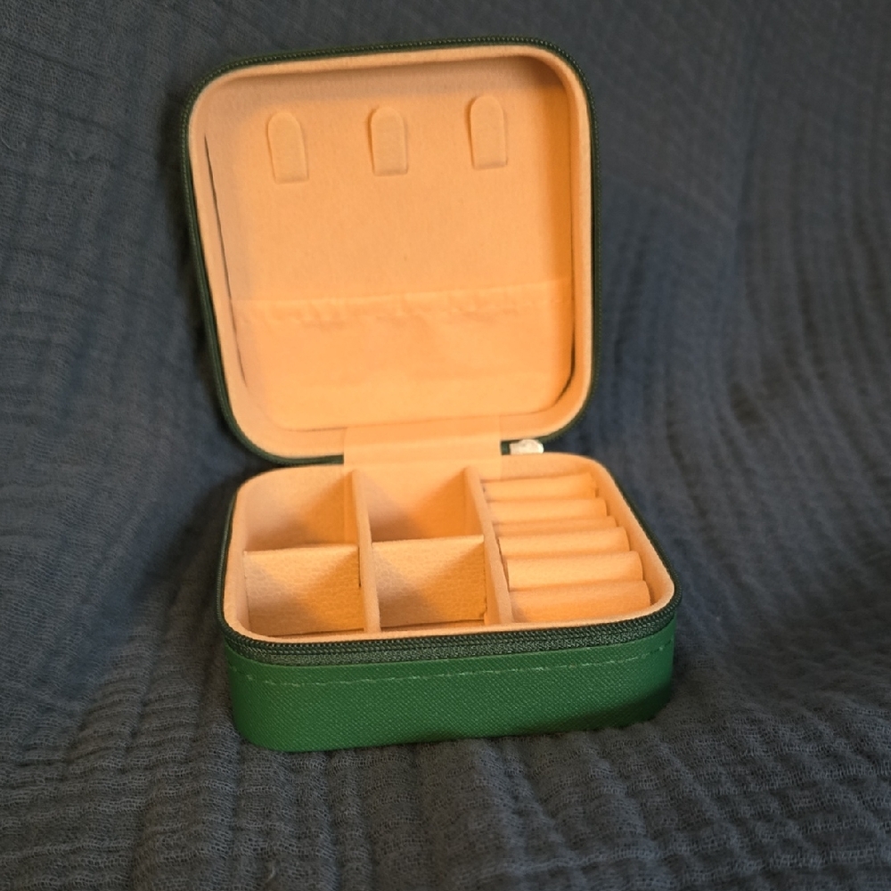 Green and Tan Travel Jewelry Case,NWOT